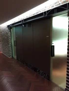 信濃町煉瓦館ビルの外観