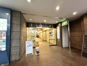 左側に当ビル出入口がある（駅直結）