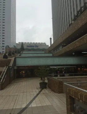 サンシャイン60ビルの外観