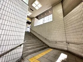 階段を上がる