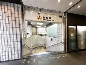 出入口3（駅側）に出たら隣に当ビルのエントランスがある
