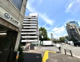 地上に出て左に曲がれば（横断歩道の手前）当ビル着