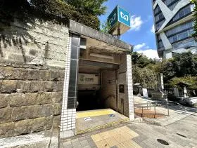 出入口1から地上に出て左に進む