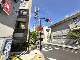 歩道橋の隣にある細い道に入り、突き当りまで進んで左に曲がる