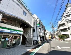 ファミリーマートを通過し左へ曲がる（駐車場の手前）