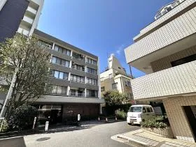 突き当りで右に曲がり、少し進めば当ビル着