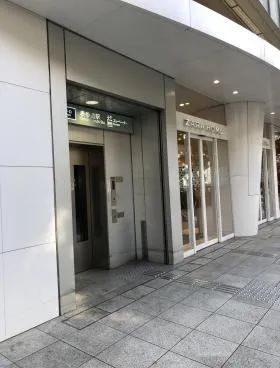 青山ライズスクエアの外観