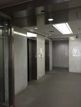 表参道サンケイ(旧:佐阿徳)ビルの外観