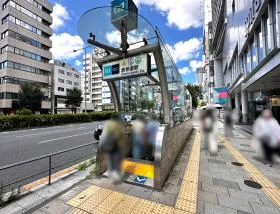 B1出入口から地上に出たら青山通り沿いを直進する（渋谷駅方面）