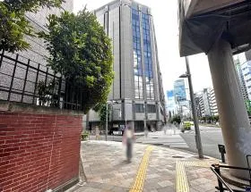 横断歩道を渡る