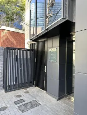 青山江崎ビルの外観