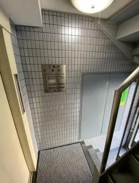 新井ビルの外観