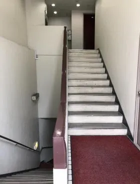 紅萌ビルの外観