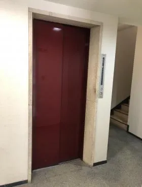紅萌ビルの外観