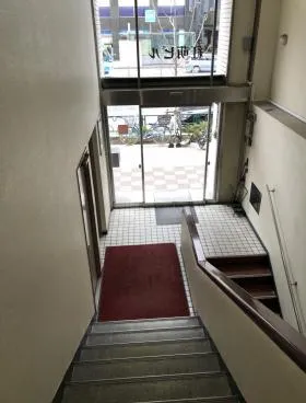 紅萌ビルの外観