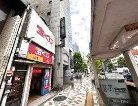 出入口近くの宝くじ売り場を通過する