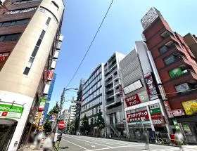 通り沿い（神田金物通り）を昭和通り方面へ直進する