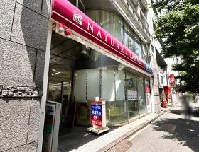 ナチュラルローソンを通過する