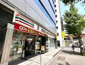 セブンイレブンを通過し、昭和通りの手前で左に曲がれば当ビル着