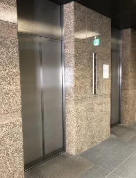 共同(室町4丁目)ビルの外観
