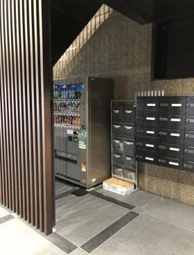 共同(室町4丁目)ビルの外観