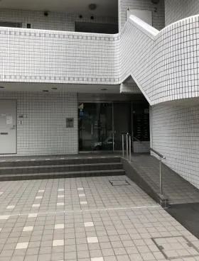 秀和新川アネックスビルの外観