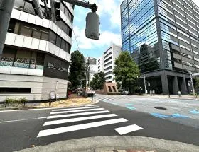 横断歩道を渡れば当ビル着