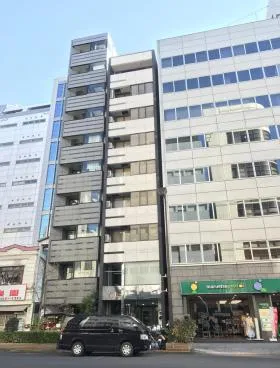 鏡ビルの外観