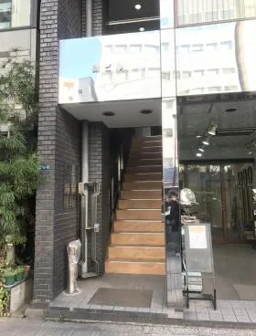鏡ビルの外観