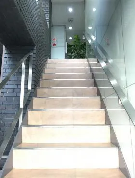 鏡ビルの外観