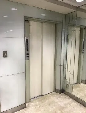 鏡ビルの外観
