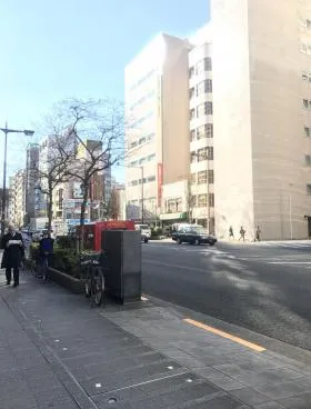 鏡ビルの外観