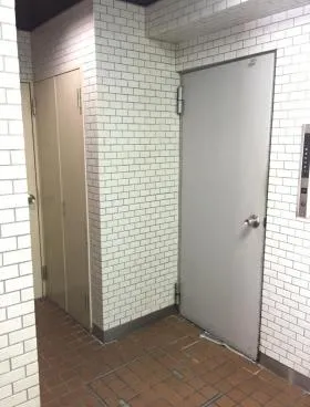 トウセン小舟町ビルの外観