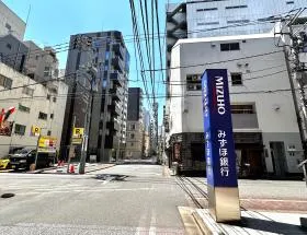みずほ銀行の看板を通過、もう少し直進する