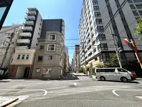 十字路（みずほ銀行の看板から1つ目）で左に曲がれば当ビル着