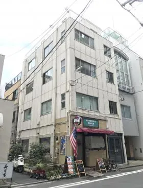 泰信ビルの外観