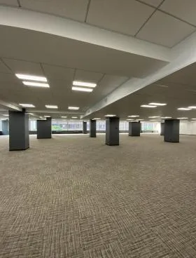 新国際ビルの外観