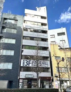 安達ビルの外観