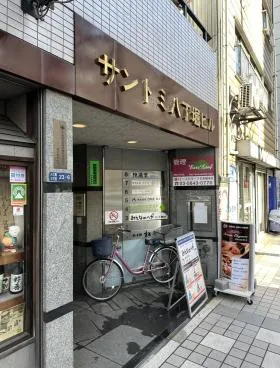 安達ビルの外観