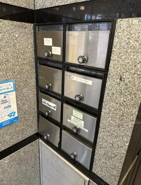 安達ビルの外観