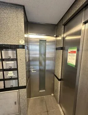 安達ビルの外観