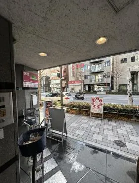 安達ビルの外観