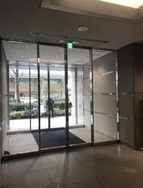 新富町ビルの外観