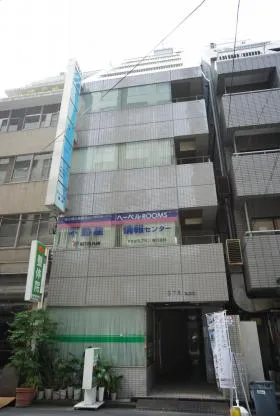 STRビルの外観