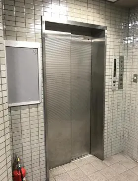 STRビルの外観