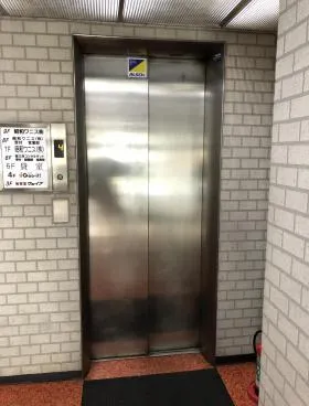 昭和ワニスビルの外観