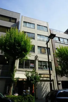 KMビルの外観