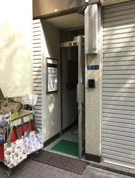 KMビルの外観