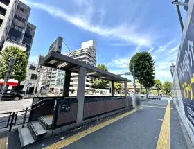 地上に出て直進すれば当ビル着