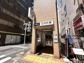 A7出入口から地上に出る（A7出入口の裏に当ビルがある）